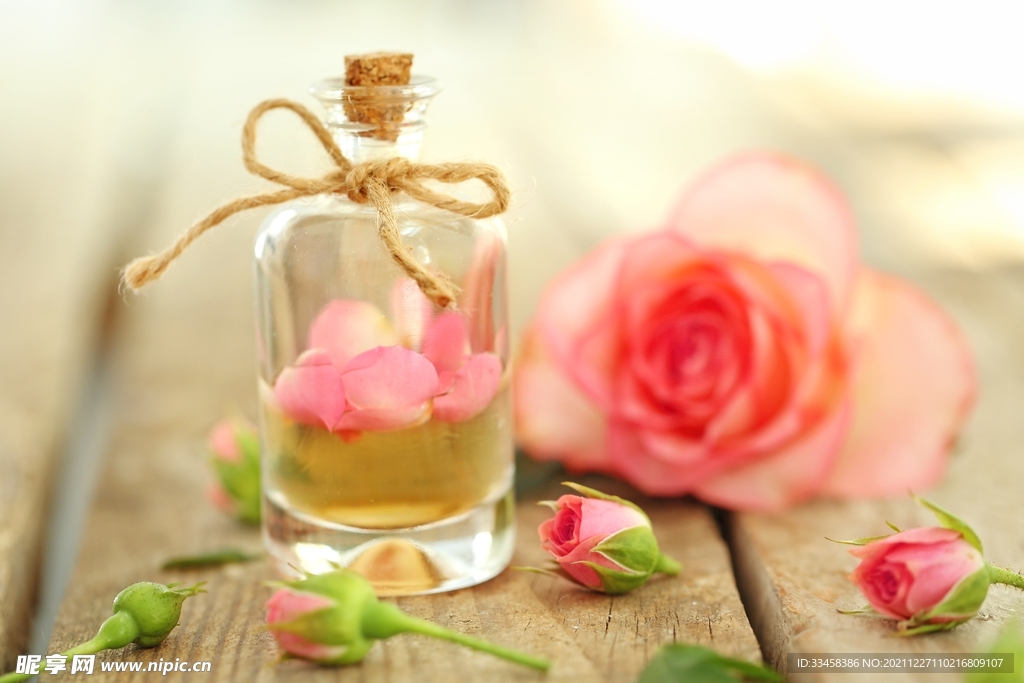 粉红色的玫瑰花瓣 香水 5K图