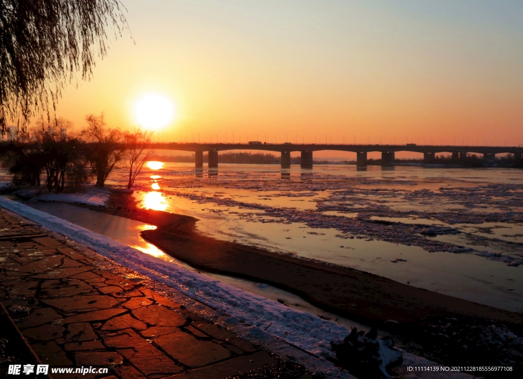 松花江畔冬季夕阳风光