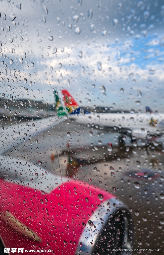 飞机窗外 下雨 水珠
