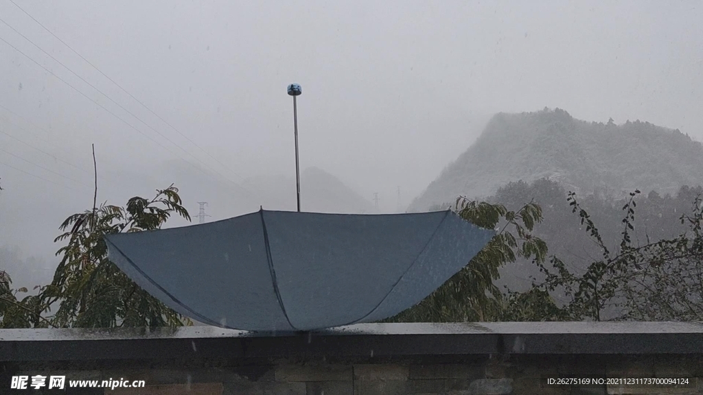 伞与雪、远山