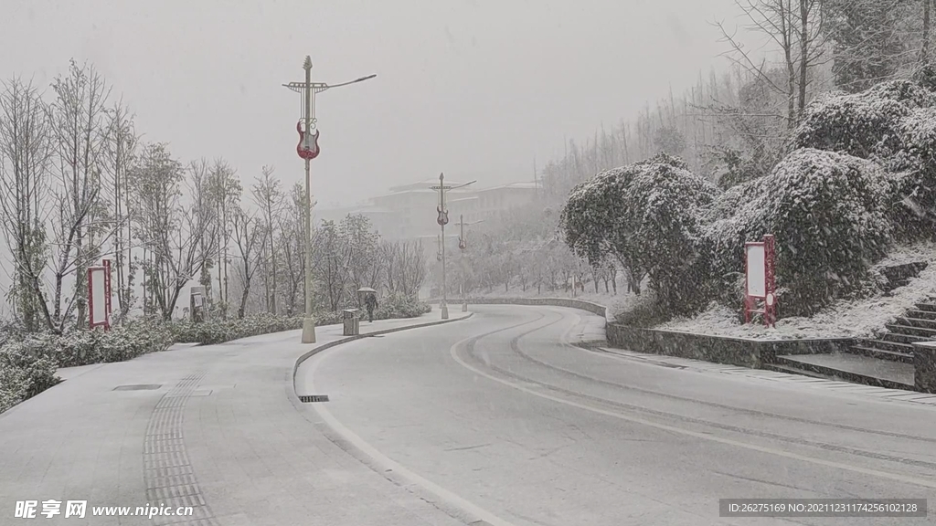 曲线飘雪