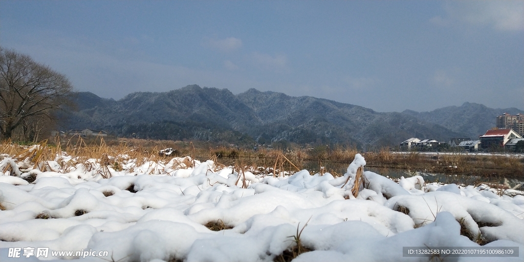 修水下雪风景郊外图