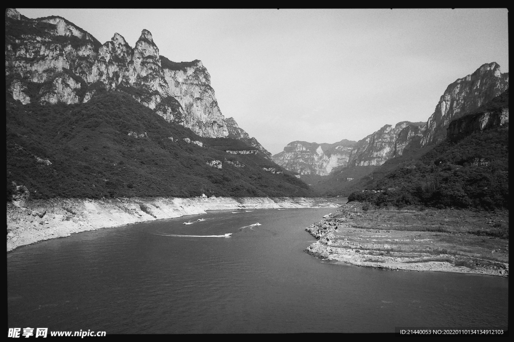 山崖流水小溪