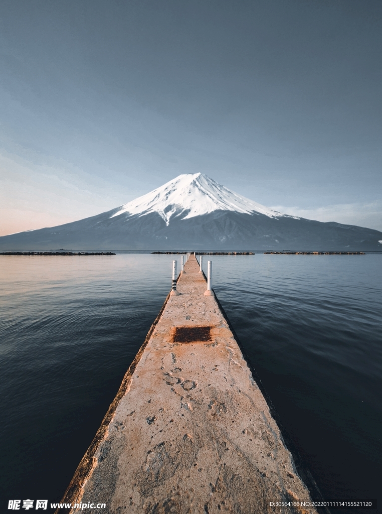 户外浮桥雪山自然景观背景素材