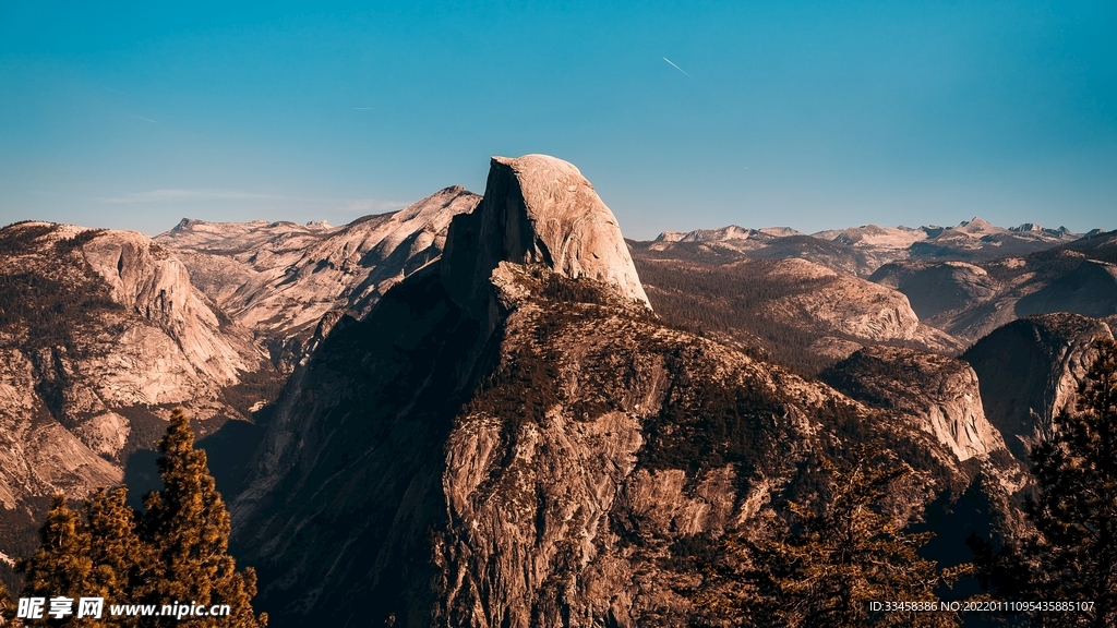 山巍峨自然景观壁纸