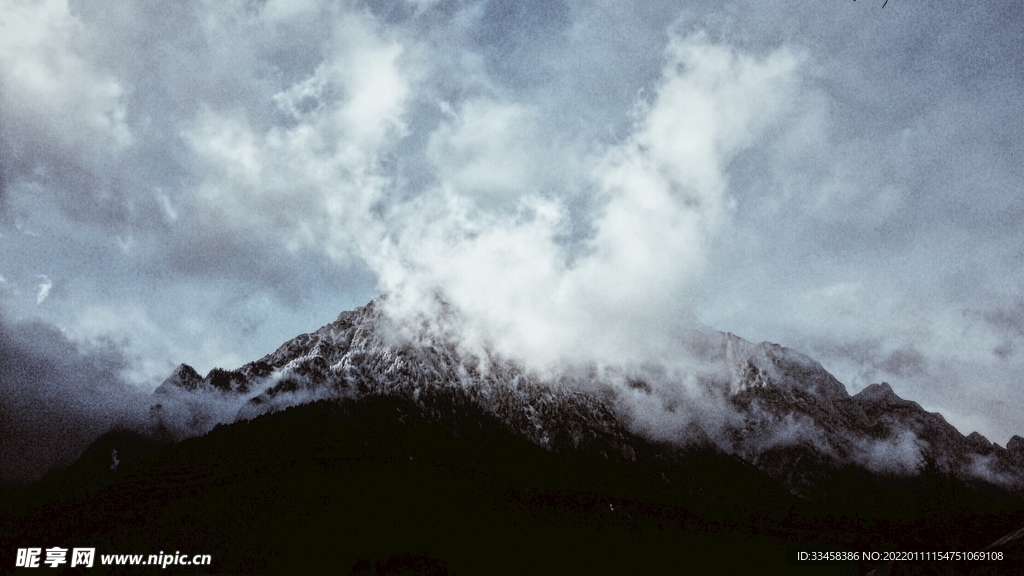 雪山峰的景色