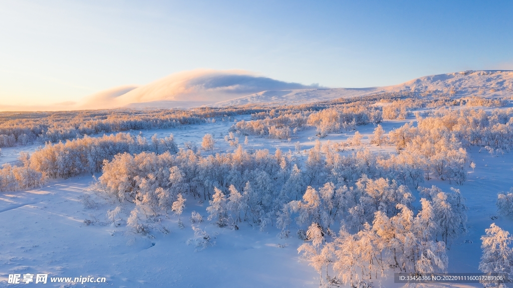 夕阳下的雪地