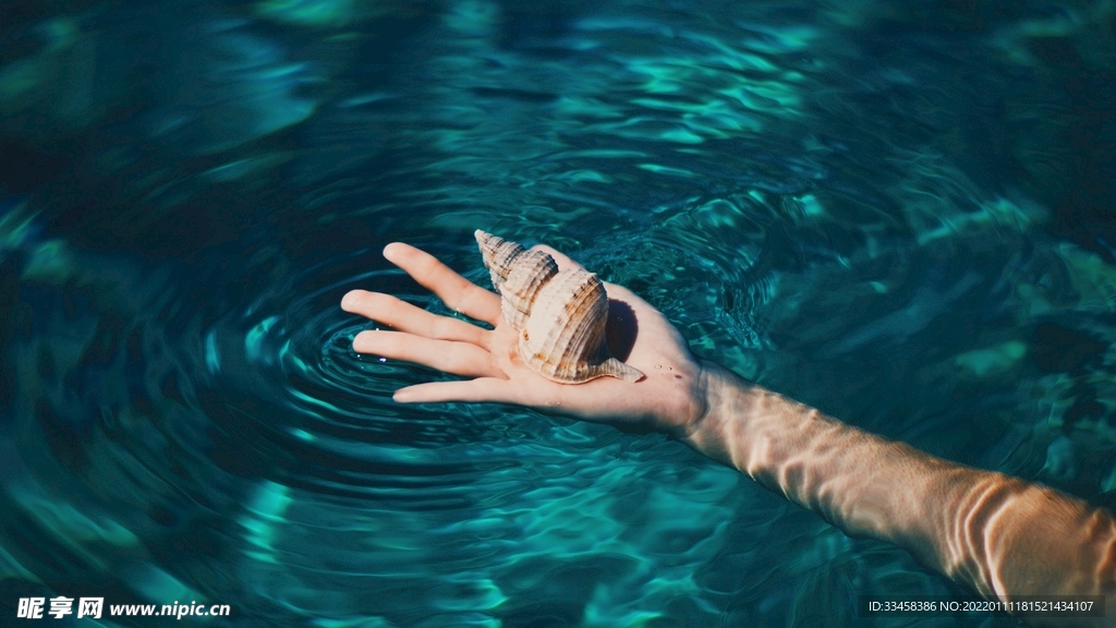 海面上的手