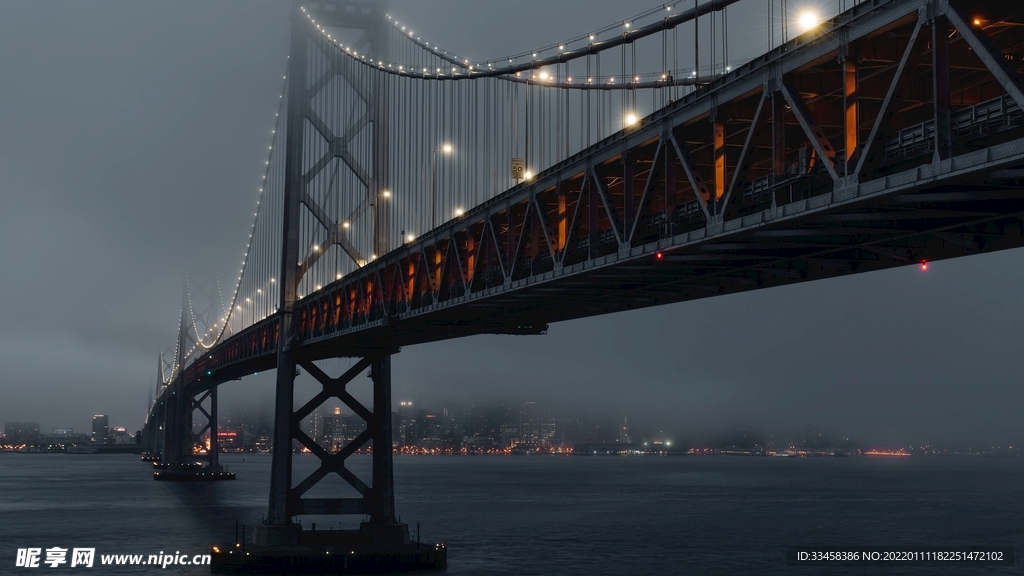 夜晚灯光下的大桥