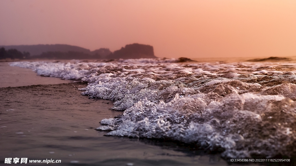 浪花翻滚的海水