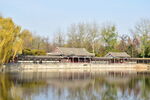 颐和园古建筑公园湖边建筑