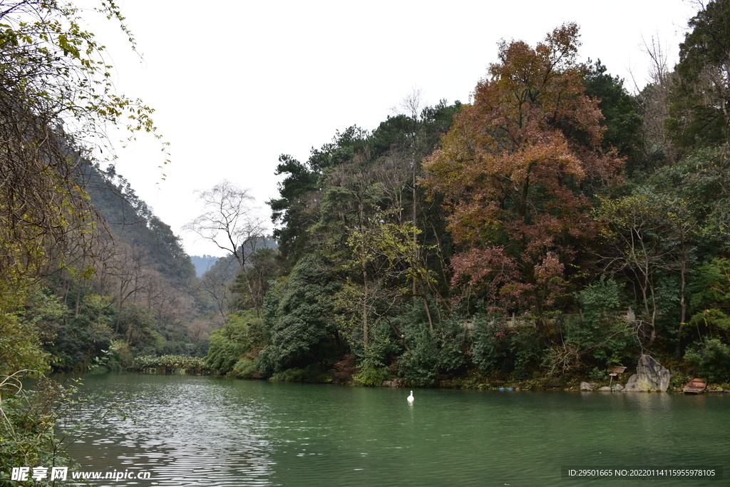 黔灵山景观群山湖泊自然景色