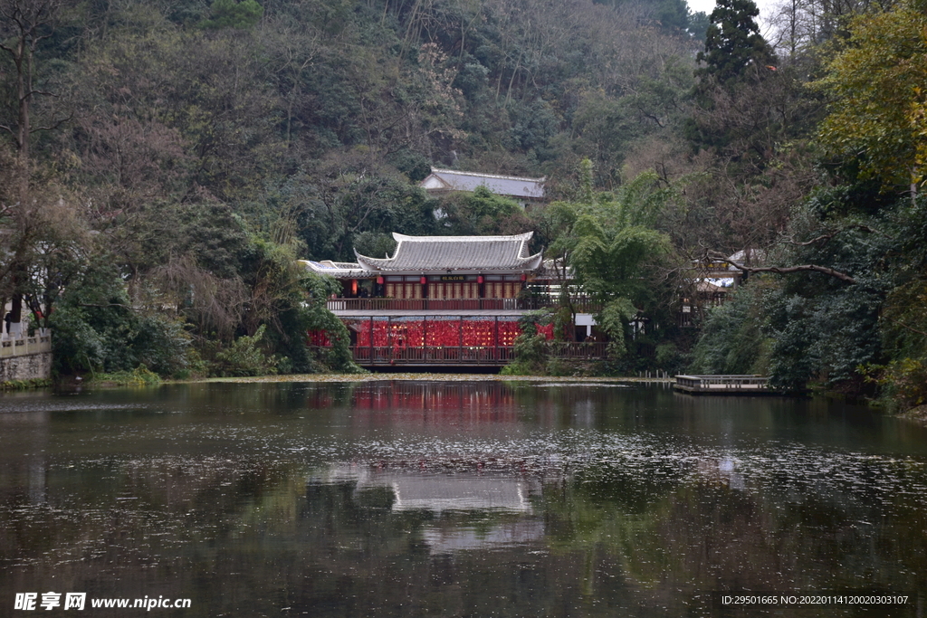 中式园林景观湖泊倒影