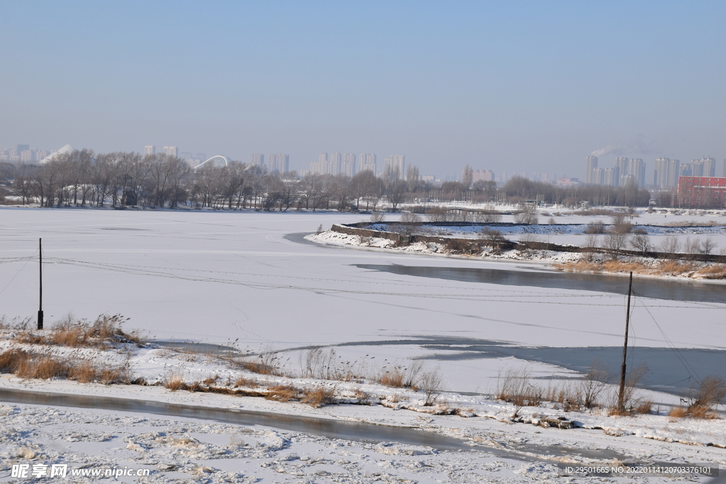 广阔的雪地冰湖