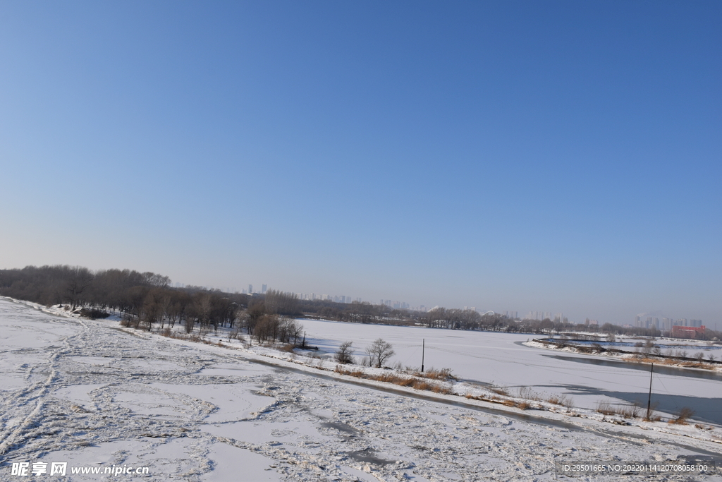 广阔的雪地郊外雪景冰湖