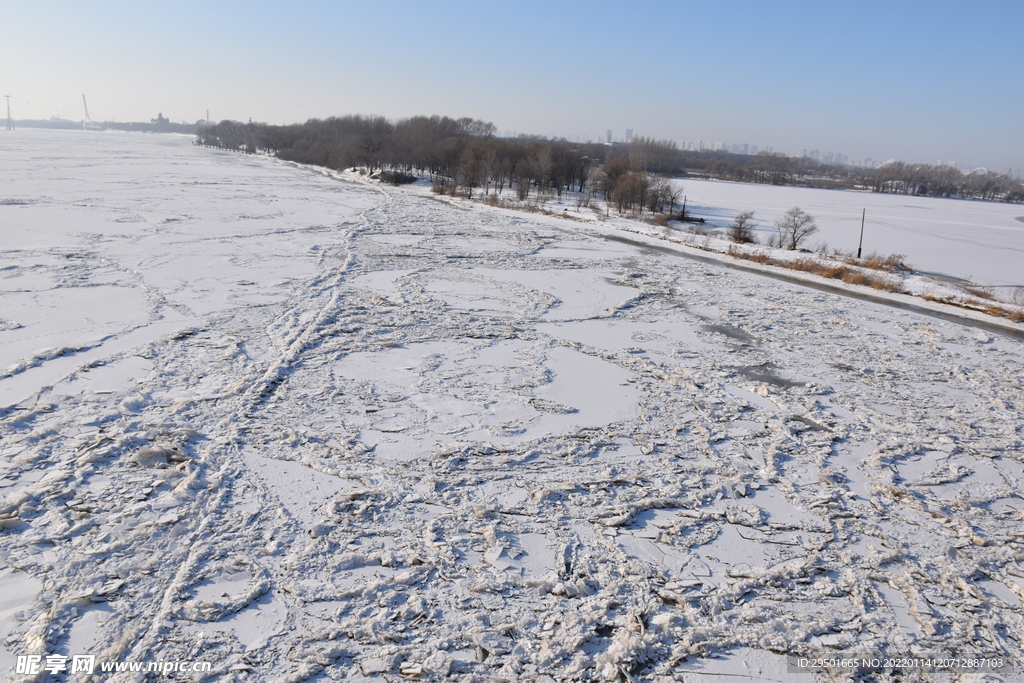 野外郊外广阔的雪地