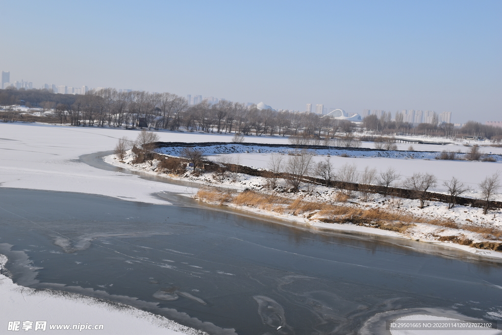 冰冻湖面冬天积雪雪地雪景