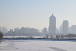 冬季雪中雾中的城市剪影