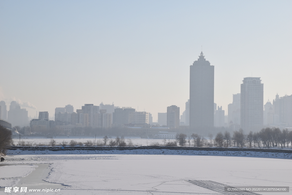 冬季雪中雾中的城市剪影