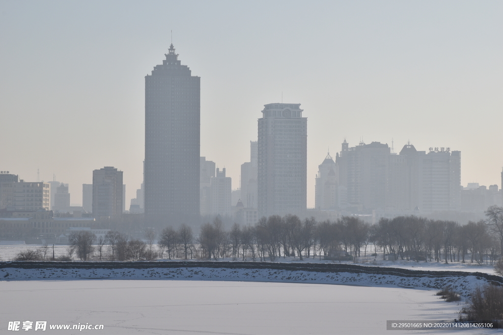 冬天雪中灰蒙蒙的城市剪影