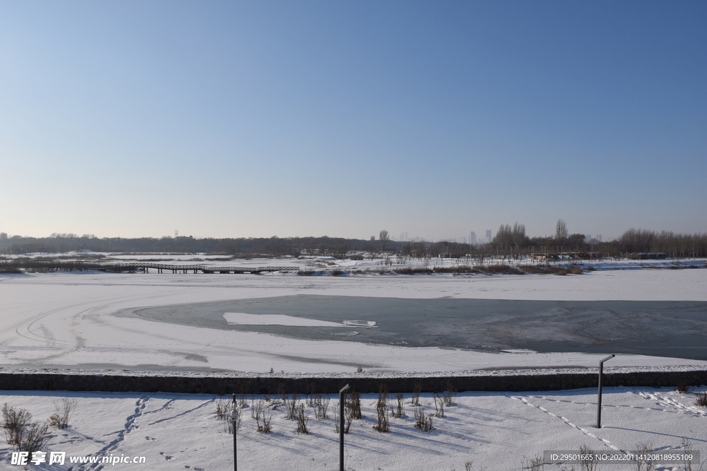 野外郊外广阔雪地雪景