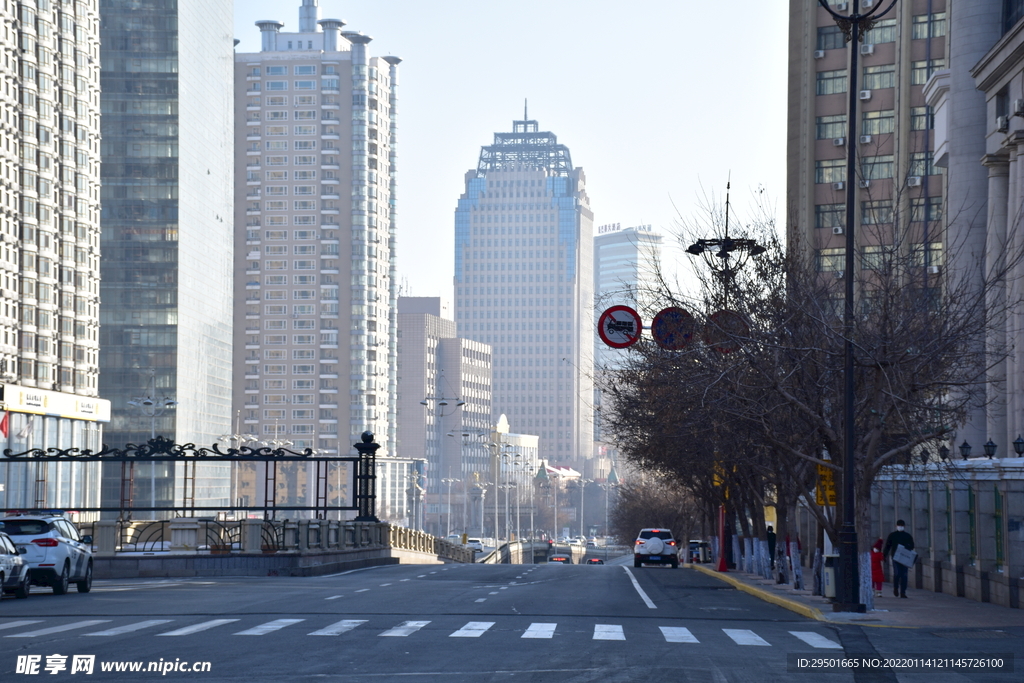 哈尔滨城市马路摩天大楼