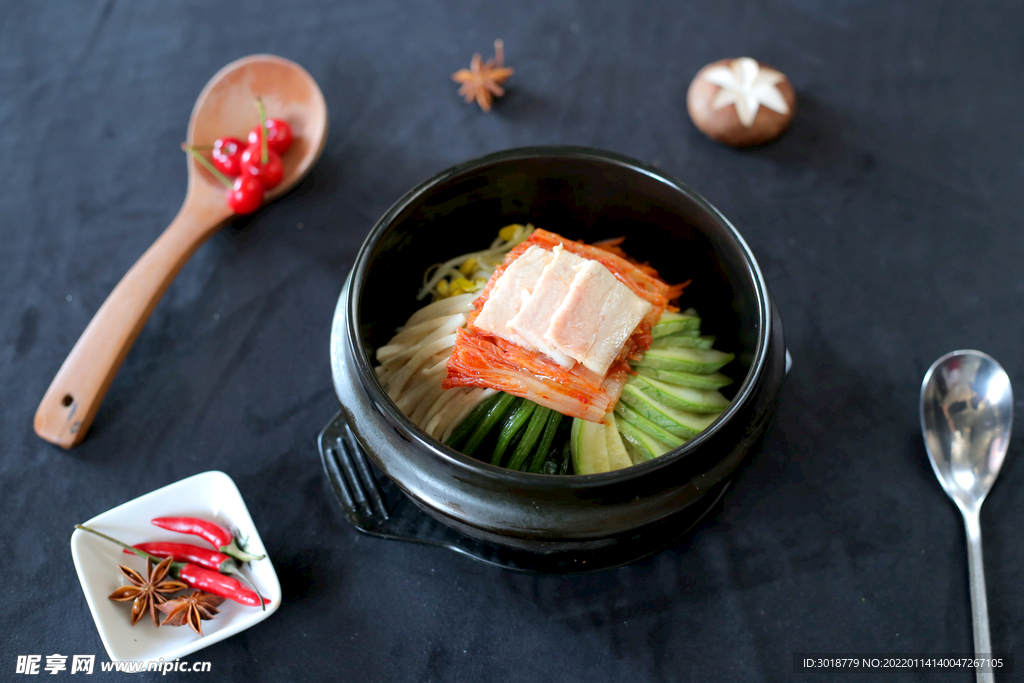 泡菜五花肉大盆拌饭