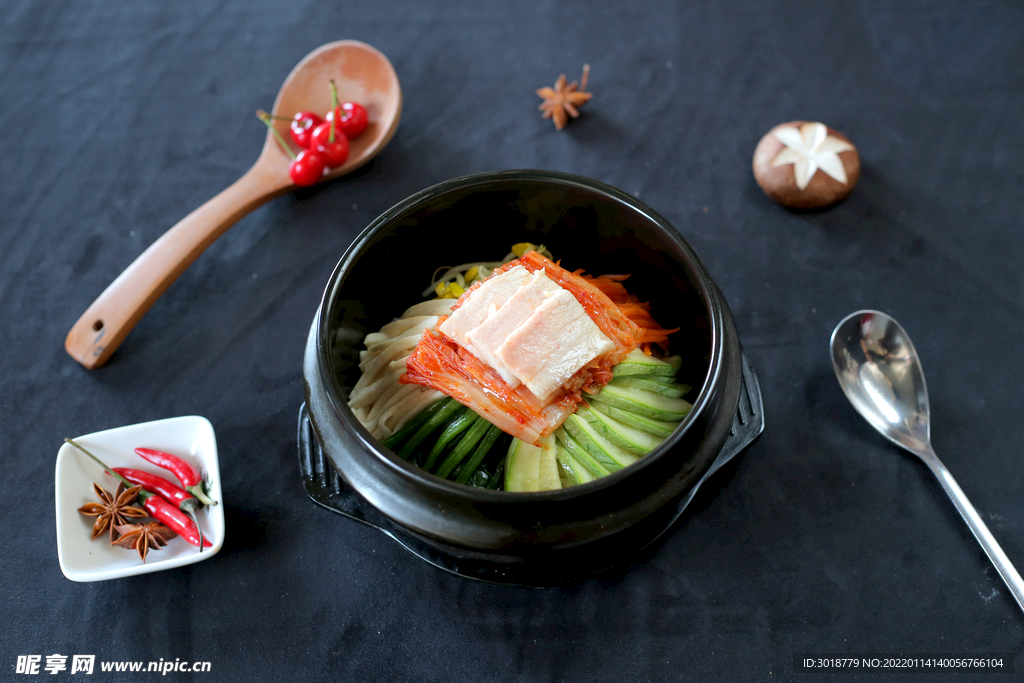 泡菜五花肉大盆拌饭