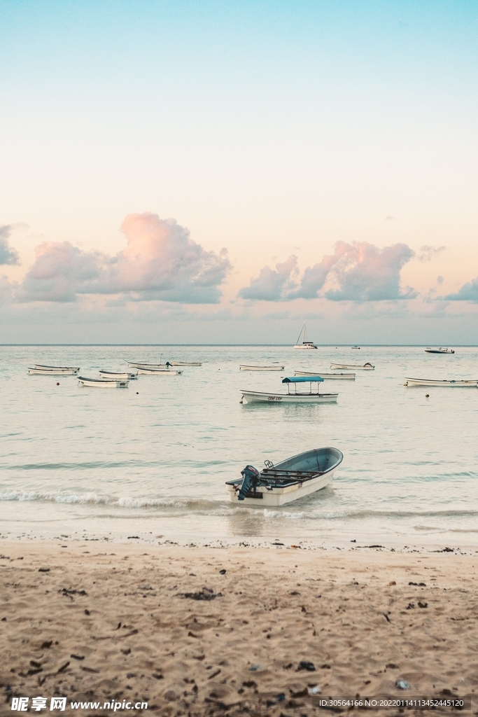 海边沙滩小船旅游景观素材