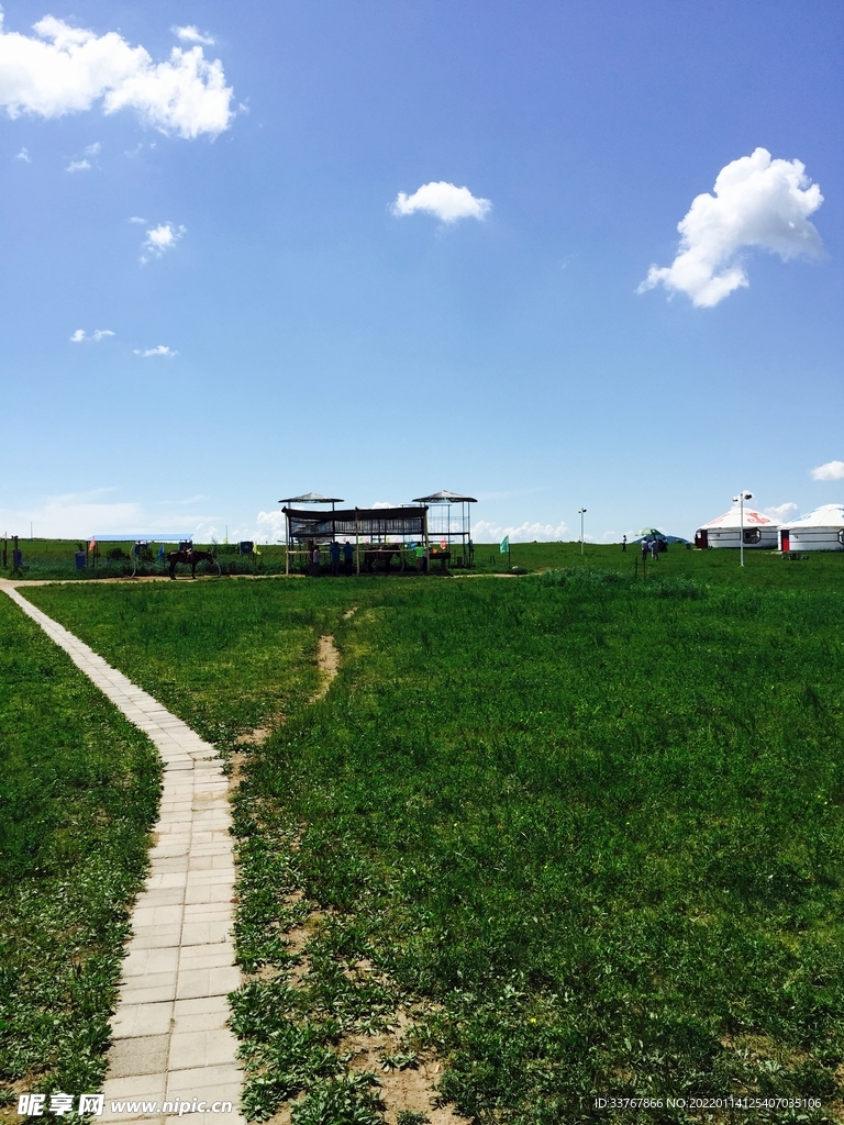 草原里的蒙古包