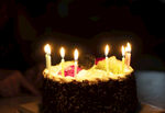 点亮蜡烛的生日蛋糕