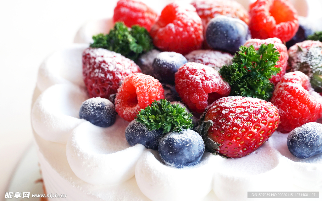 蓝莓草莓生日蛋糕特写