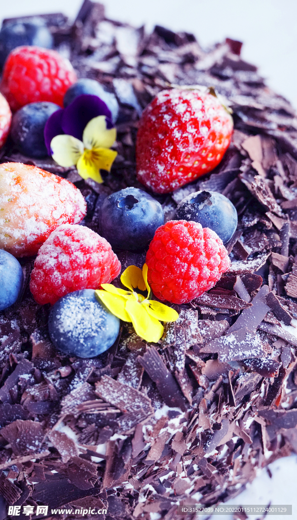 草莓蓝莓巧克力蛋糕
