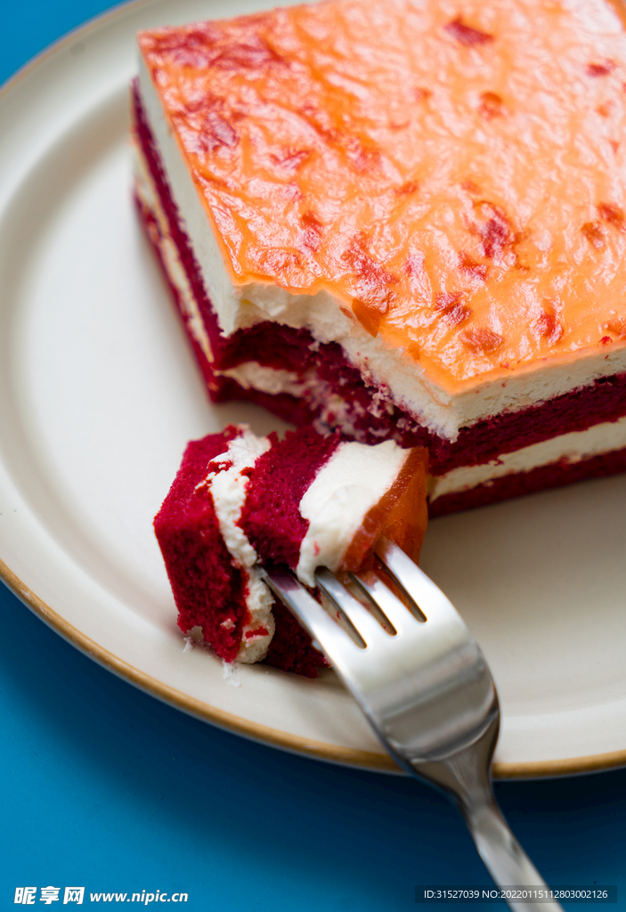 美味红丝绒蛋糕摄影图