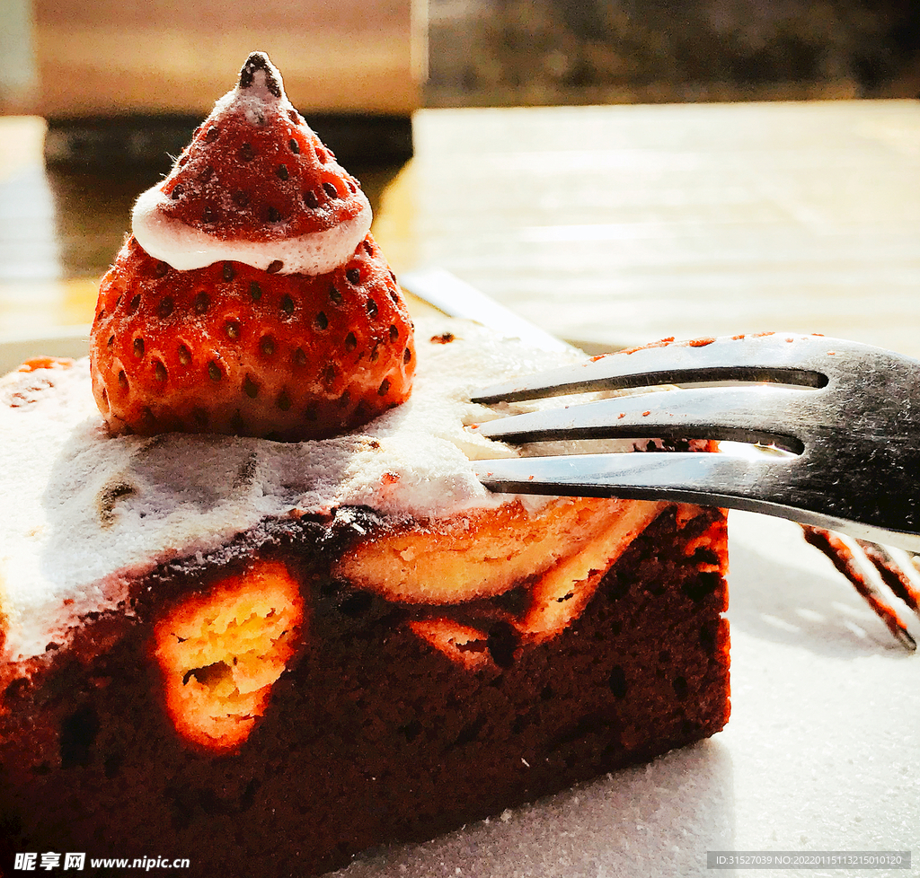 甜品草莓巧克力蛋糕图片