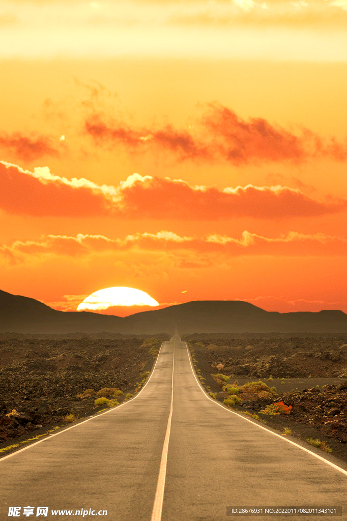 夕阳下的公路