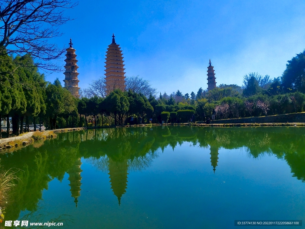 美丽倒影崇圣寺三塔