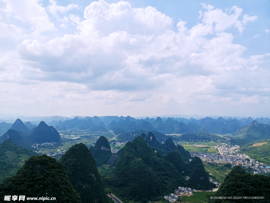 如意峰山顶桂林群山