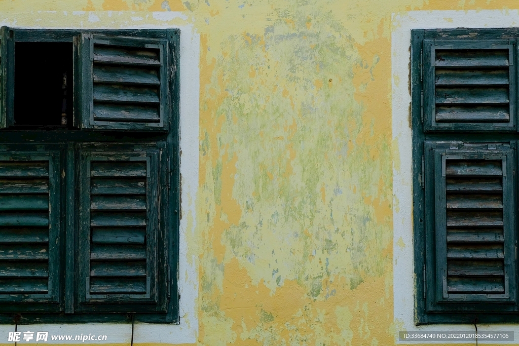 旧街 复古 黄色墙壁 绿色窗子