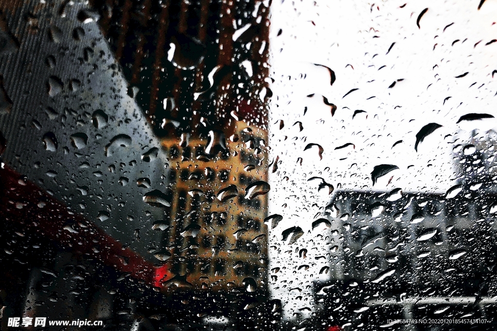 窗外的世界 下雨 玻璃上的水