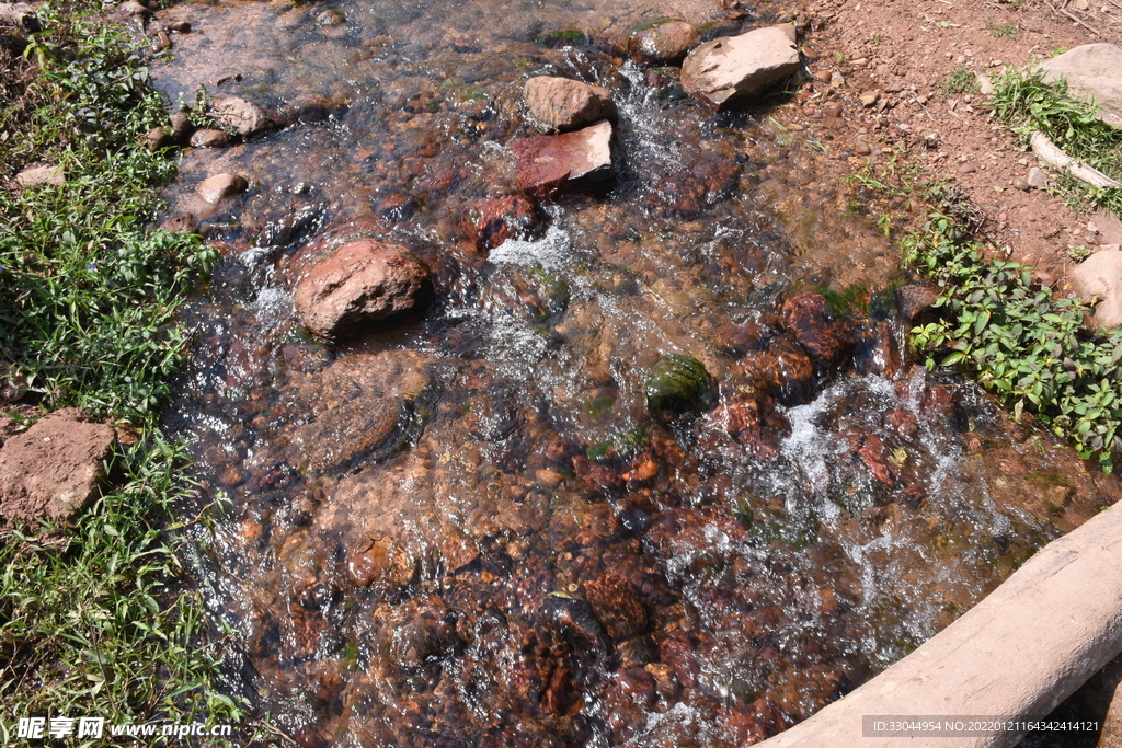 溪水