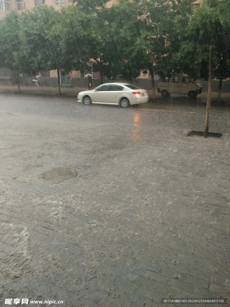 下雨路面