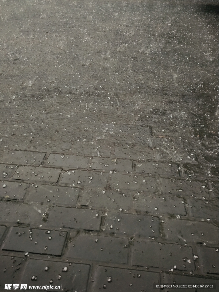 下雨路面