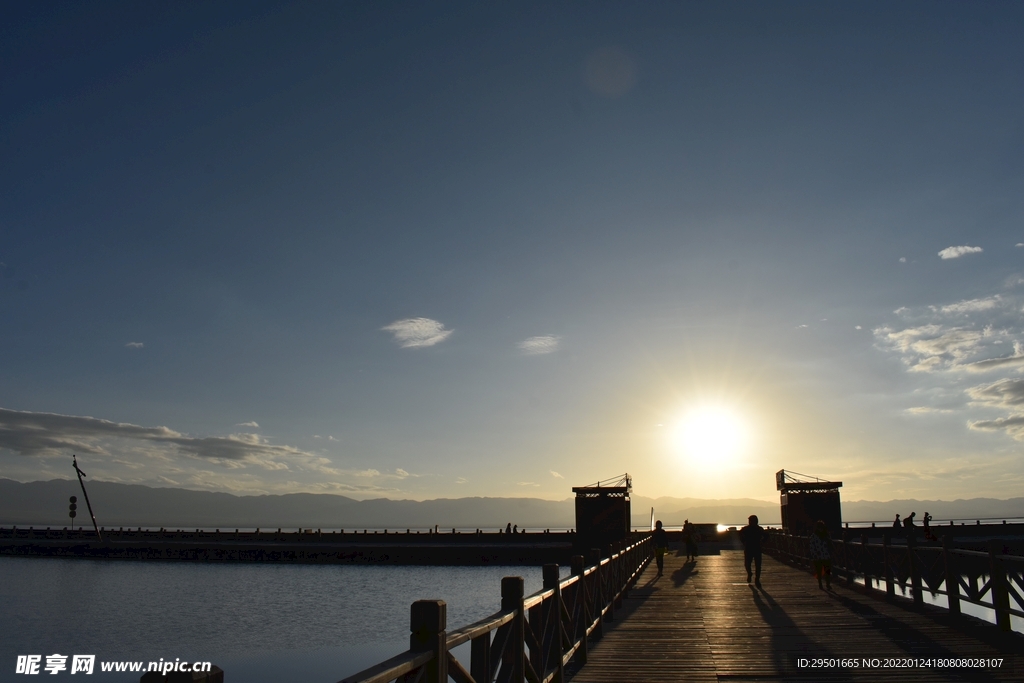 湖泊木栈道日落夕阳黄昏