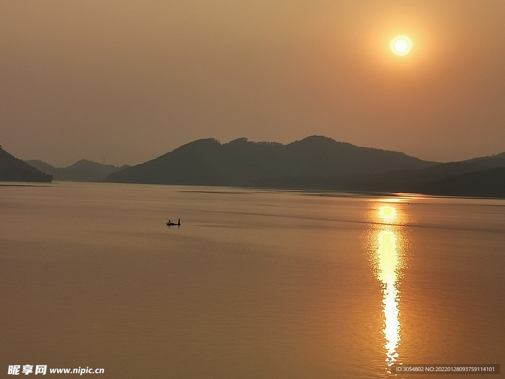 夕阳湖面