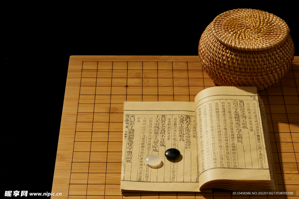 围棋棋盘上的棋子和书