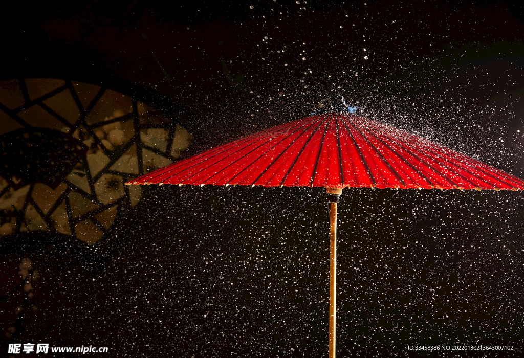 淋了雨的中国传统古风油纸伞