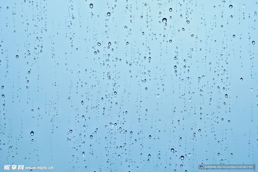 雨水投下在玻璃窗纹理背景的小滴