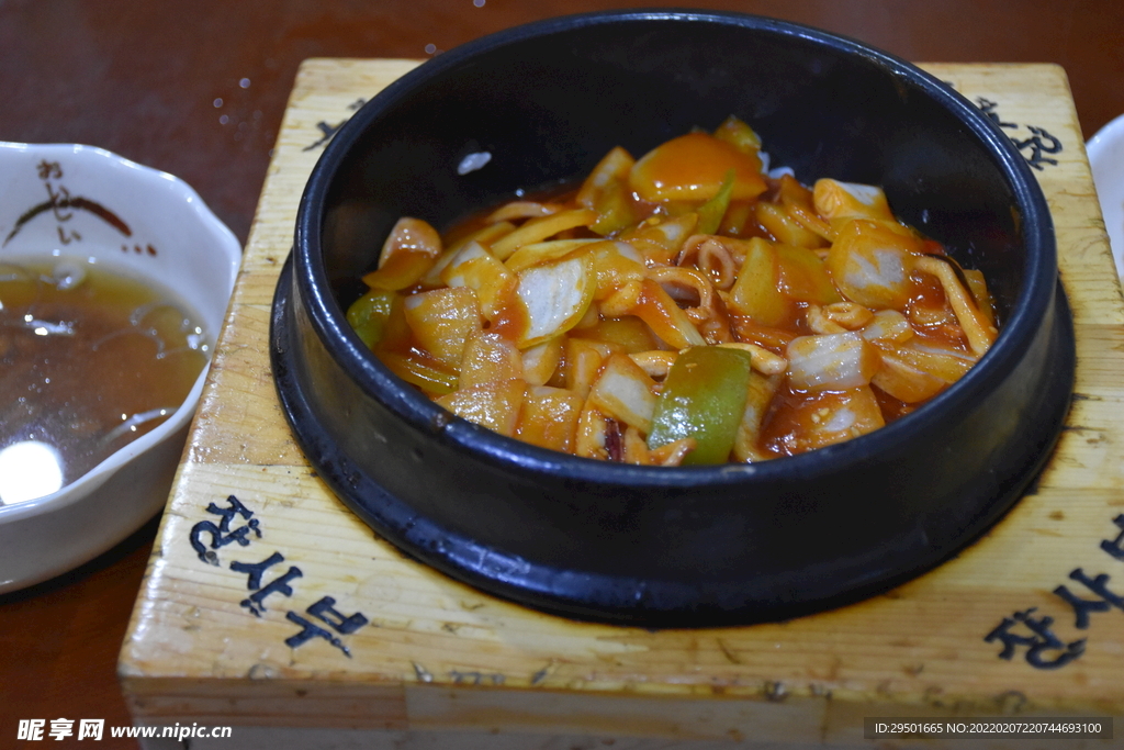 韩国菜韩式料理石锅鱿鱼