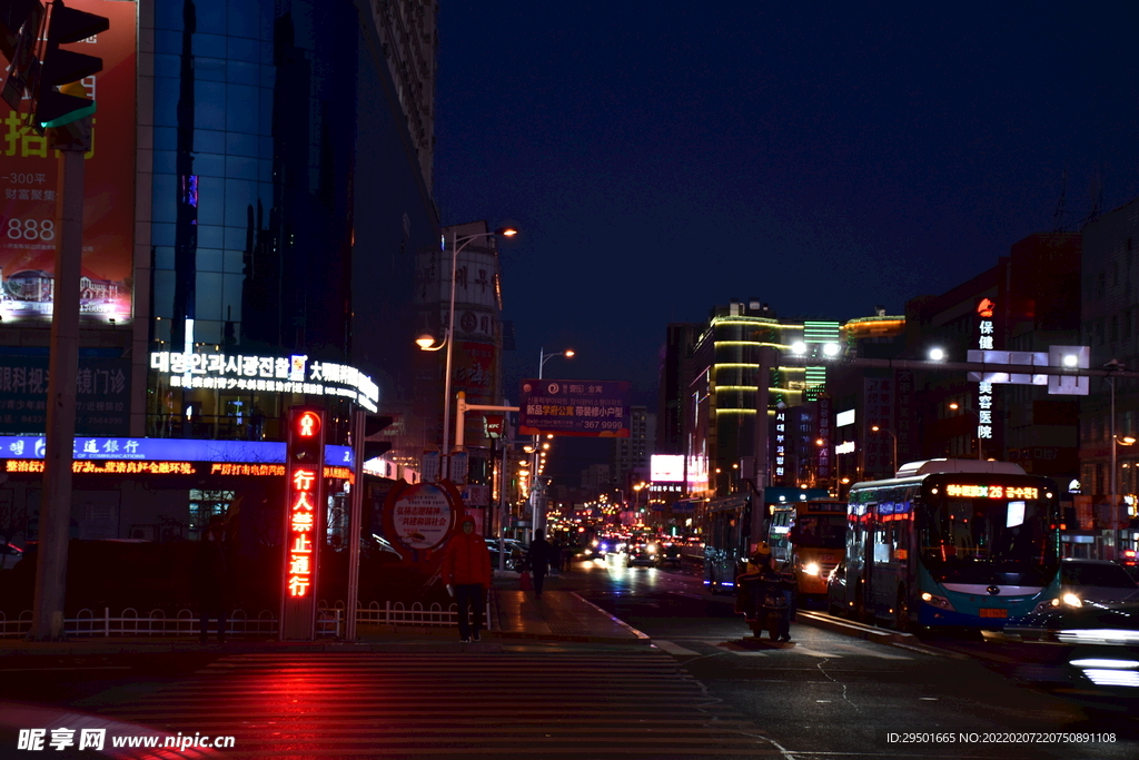 城市老城区马路街景夜景